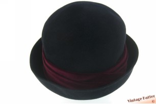 © VintageHatter.com | d-9005-58-6 Dameshoed HTB zwart velour met bordeaux paarse band 58 Dameshoed HTB zwart velour met bordeaux paarse band 58