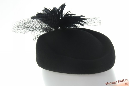 © VintageHatter.com | d-9017-54-20 Ladies cocktailhat Major Wear black felt with veil-bow and feathers 52-55 (XS) Ladies cocktailhat Major Wear black felt with veil-bow and feathers 52-55 (XS)