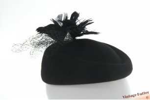 © VintageHatter.com | d-9017-54-20 Ladies cocktailhat Major Wear black felt with veil-bow and feathers 52-55 (XS) Ladies cocktailhat Major Wear black felt with veil-bow and feathers 52-55 (XS)