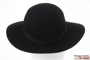 © VintageHatter.com | d-9017-55-28 Lage dameshoed Yessica zwart wolvilt 55 (S) Lage dameshoed Yessica zwart wolvilt 55 (S)