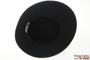 © VintageHatter.com | d-9017-55-28 Lage dameshoed Yessica zwart wolvilt 55 (S) Lage dameshoed Yessica zwart wolvilt 55 (S)