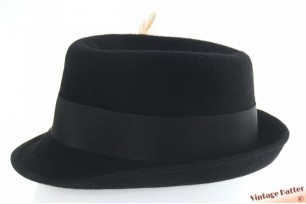 Dameshoed in trilby-stijl zwart haarvilt met veren 55 (S)