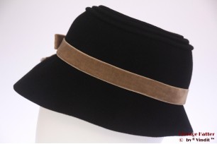 © VintageHatter.com | d-9017-56-47 Dameshoed Lembert zwart vilt met beige lint 56 Dameshoed Lembert zwart vilt met beige lint 56