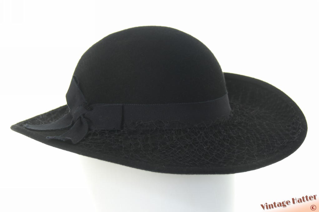 Wide ladieshat black felt with lace on top 56