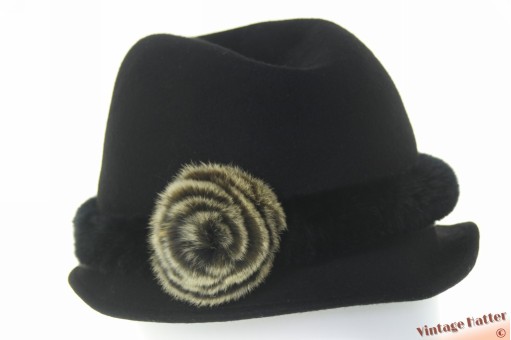 © VintageHatter.com | d-9017-56-68 Dameshoed zwart vilt met rand en bloem van bont 56 Dameshoed zwart vilt met rand en bloem van bont 56