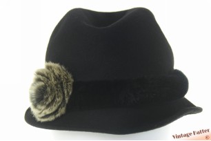 © VintageHatter.com | d-9017-56-68 Dameshoed zwart vilt met rand en bloem van bont 56 Dameshoed zwart vilt met rand en bloem van bont 56