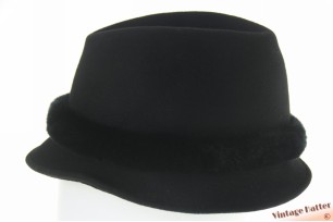 © VintageHatter.com | d-9017-56-68 Dameshoed zwart vilt met rand en bloem van bont 56 Dameshoed zwart vilt met rand en bloem van bont 56