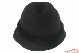 © VintageHatter.com | d-9017-56-68 Dameshoed zwart vilt met rand en bloem van bont 56 Dameshoed zwart vilt met rand en bloem van bont 56
