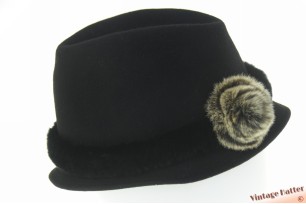 © VintageHatter.com | d-9017-56-68 Dameshoed zwart vilt met rand en bloem van bont 56 Dameshoed zwart vilt met rand en bloem van bont 56