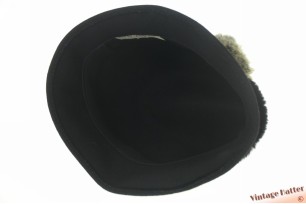 © VintageHatter.com | d-9017-56-68 Dameshoed zwart vilt met rand en bloem van bont 56 Dameshoed zwart vilt met rand en bloem van bont 56