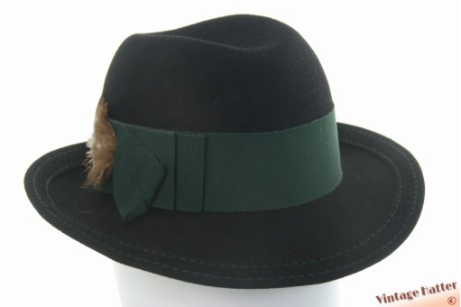 Dameshoed Mayser-Milz zwart haarvilt met groene band en veertjes 56 Dameshoed Mayser-Milz zwart haarvilt met groene band en veertjes 56