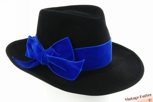 Dames gleufhoed Escada zwart geborsteld haarvilt met blauwe band en strik 56 Dames gleufhoed Escada zwart geborsteld haarvilt met blauwe band en strik 56