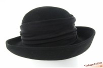 Dameshoed zwart kort haarvilt met zachte band 56-57