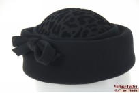 Pillbox Cocktail hat black felt with veil and panther motif 57-58 [new]