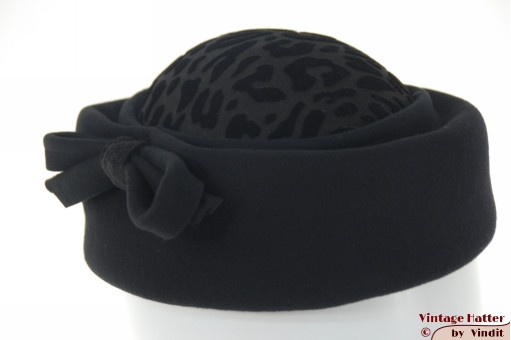 Pillbox Cocktail hat black felt with veil and panther motif 57-58 [new]