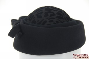 Pillbox Cocktail hoedje zwart vilt met pantermotief 57-58 [nieuw]