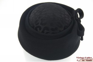 Pillbox Cocktail hoedje zwart vilt met pantermotief 57-58 [nieuw]