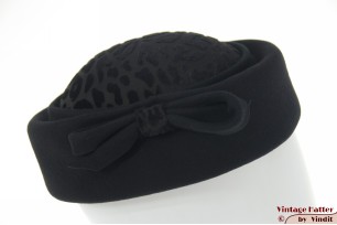 Pillbox Cocktail hoedje zwart vilt met pantermotief 57-58 [nieuw]