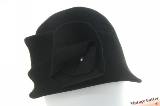 Dames cloche dophoed zwart vilt met vilten bloem 60-61 (XL) Dames cloche dophoed zwart vilt met vilten bloem 60-61 (XL)