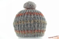 Gebreide wintermuts met pompon blauwgrijs met oranje en geel 56-58 Gebreide wintermuts met pompon blauwgrijs met oranje en geel 56-58