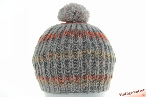 Gebreide wintermuts met pompon blauwgrijs met oranje en geel 56-58 Gebreide wintermuts met pompon blauwgrijs met oranje en geel 56-58