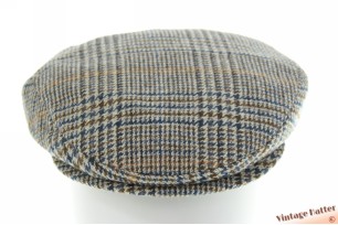 © VintageHatter.com | f-5003-56-4 Platte pet Doria's Princeps blauw bruin wolmix met drukknoop 56 Platte pet Doria's Princeps blauw bruin wolmix met drukknoop 56