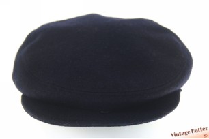 © VintageHatter.com | f-5004-60-2 Platte pet Modasandra donker blauw wol met drukknoop 59-60 (XL) Platte pet Modasandra donker blauw wol met drukknoop 59-60 (XL)