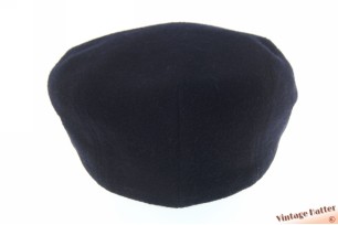 © VintageHatter.com | f-5004-60-2 Platte pet Modasandra donker blauw wol met drukknoop 59-60 (XL) Platte pet Modasandra donker blauw wol met drukknoop 59-60 (XL)