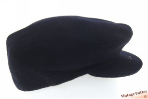 © VintageHatter.com | f-5004-60-2 Platte pet Modasandra donker blauw wol met drukknoop 59-60 (XL) Platte pet Modasandra donker blauw wol met drukknoop 59-60 (XL)