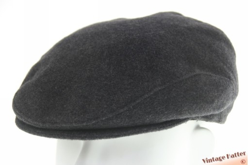 Platte pet donker grijs wol mix met oorwarmer 57