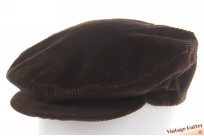 Platte pet Canda bruin ribfluweel met drukknoop 58,5