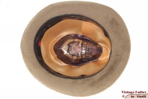 © VintageHatter.com | h-1019-56-6 Gleufhoed Mayser Exclusive beige zacht haarvilt 56,5 Gleufhoed Mayser Exclusive beige zacht haarvilt 56,5