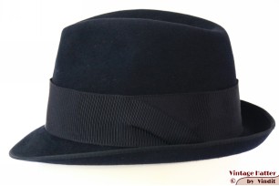 © VintageHatter.com | h-5004-54-5 Gleufhoed Lembert donker blauw vilt 54,5 (XS) Gleufhoed Lembert donker blauw vilt 54,5 (XS)