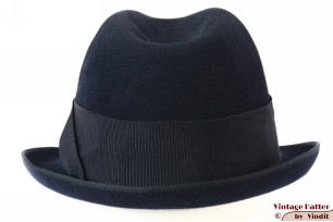 © VintageHatter.com | h-5004-54-5 Gleufhoed Lembert donker blauw vilt 54,5 (XS) Gleufhoed Lembert donker blauw vilt 54,5 (XS)