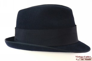 © VintageHatter.com | h-5004-54-5 Gleufhoed Lembert donker blauw vilt 54,5 (XS) Gleufhoed Lembert donker blauw vilt 54,5 (XS)