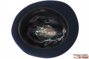 © VintageHatter.com | h-5004-54-5 Gleufhoed Lembert donker blauw vilt 54,5 (XS) Gleufhoed Lembert donker blauw vilt 54,5 (XS)
