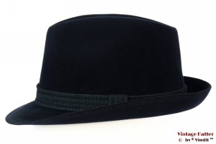 © VintageHatter.com | h-5004-55-14 Gleufhoed Mayser donker blauw fluweel 55 (S) Gleufhoed Mayser donker blauw fluweel 55 (S)