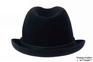 © VintageHatter.com | h-5004-55-14 Gleufhoed Mayser donker blauw fluweel 55 (S) Gleufhoed Mayser donker blauw fluweel 55 (S)