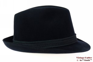 © VintageHatter.com | h-5004-55-14 Gleufhoed Mayser donker blauw fluweel 55 (S) Gleufhoed Mayser donker blauw fluweel 55 (S)