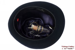 © VintageHatter.com | h-5004-55-14 Gleufhoed Mayser donker blauw fluweel 55 (S) Gleufhoed Mayser donker blauw fluweel 55 (S)