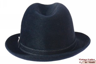 © VintageHatter.com | h-5004-57-36 Gleufhoed Rockel Exquisit donker blauw haarvilt 57 Gleufhoed Rockel Exquisit donker blauw haarvilt 57