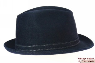 © VintageHatter.com | h-5004-57-36 Gleufhoed Rockel Exquisit donker blauw haarvilt 57 Gleufhoed Rockel Exquisit donker blauw haarvilt 57