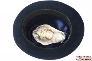 © VintageHatter.com | h-5004-57-36 Gleufhoed Rockel Exquisit donker blauw haarvilt 57 Gleufhoed Rockel Exquisit donker blauw haarvilt 57