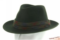 Gleufhoed Mayser groen haarvilt met kleurige band 59 Gleufhoed Mayser groen haarvilt met kleurige band 59