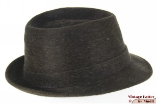 © VintageHatter.com | h-6015-56-6 Herenhoed DArval Paris donker bruinig groen haarvilt 56,5 Herenhoed DArval Paris donker bruinig groen haarvilt 56,5