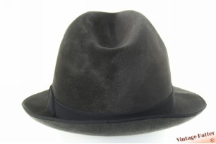 © VintageHatter.com | h-7010-56-5 Gleufhoed Schneider Taunus grijs fluweel 56,5 Gleufhoed Schneider Taunus grijs fluweel 56,5