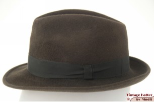 © VintageHatter.com | h-7013-53-1 Gleufhoed Lepre bruinig grijs haarvilt 53 (XXS) Gleufhoed Lepre bruinig grijs haarvilt 53 (XXS)