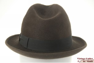 © VintageHatter.com | h-7013-53-1 Gleufhoed Lepre bruinig grijs haarvilt 53 (XXS) Gleufhoed Lepre bruinig grijs haarvilt 53 (XXS)