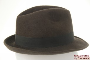 © VintageHatter.com | h-7013-53-1 Gleufhoed Lepre bruinig grijs haarvilt 53 (XXS) Gleufhoed Lepre bruinig grijs haarvilt 53 (XXS)
