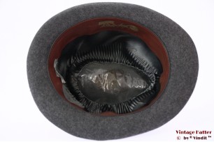 © VintageHatter.com | h-7016-56-9 Gleufhoed Extra-Extra grijs haarvilt 56,5 Gleufhoed Extra-Extra grijs haarvilt 56,5